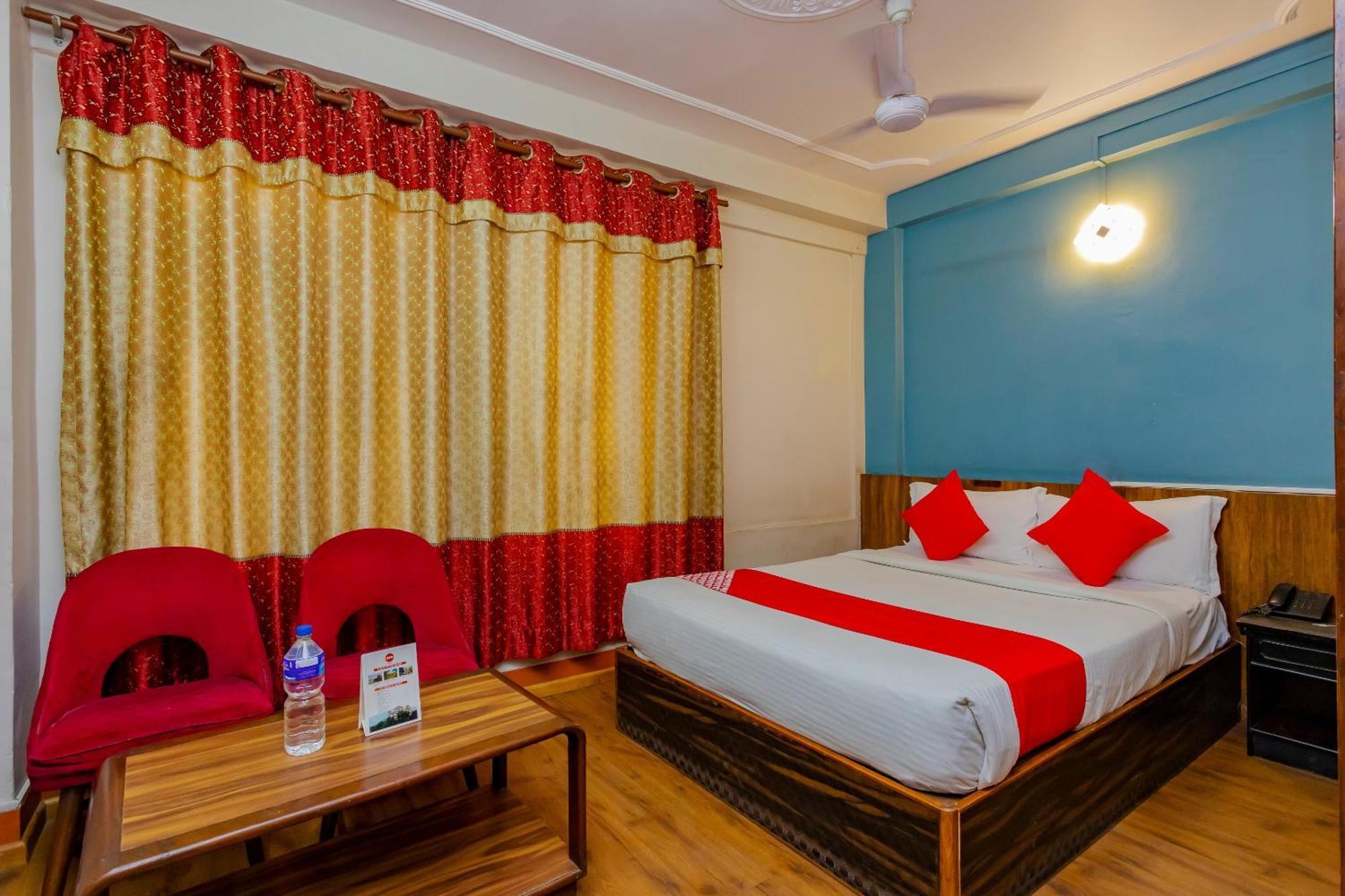 Oyo 795 Hotel Holiday Inn Катманду Экстерьер фото