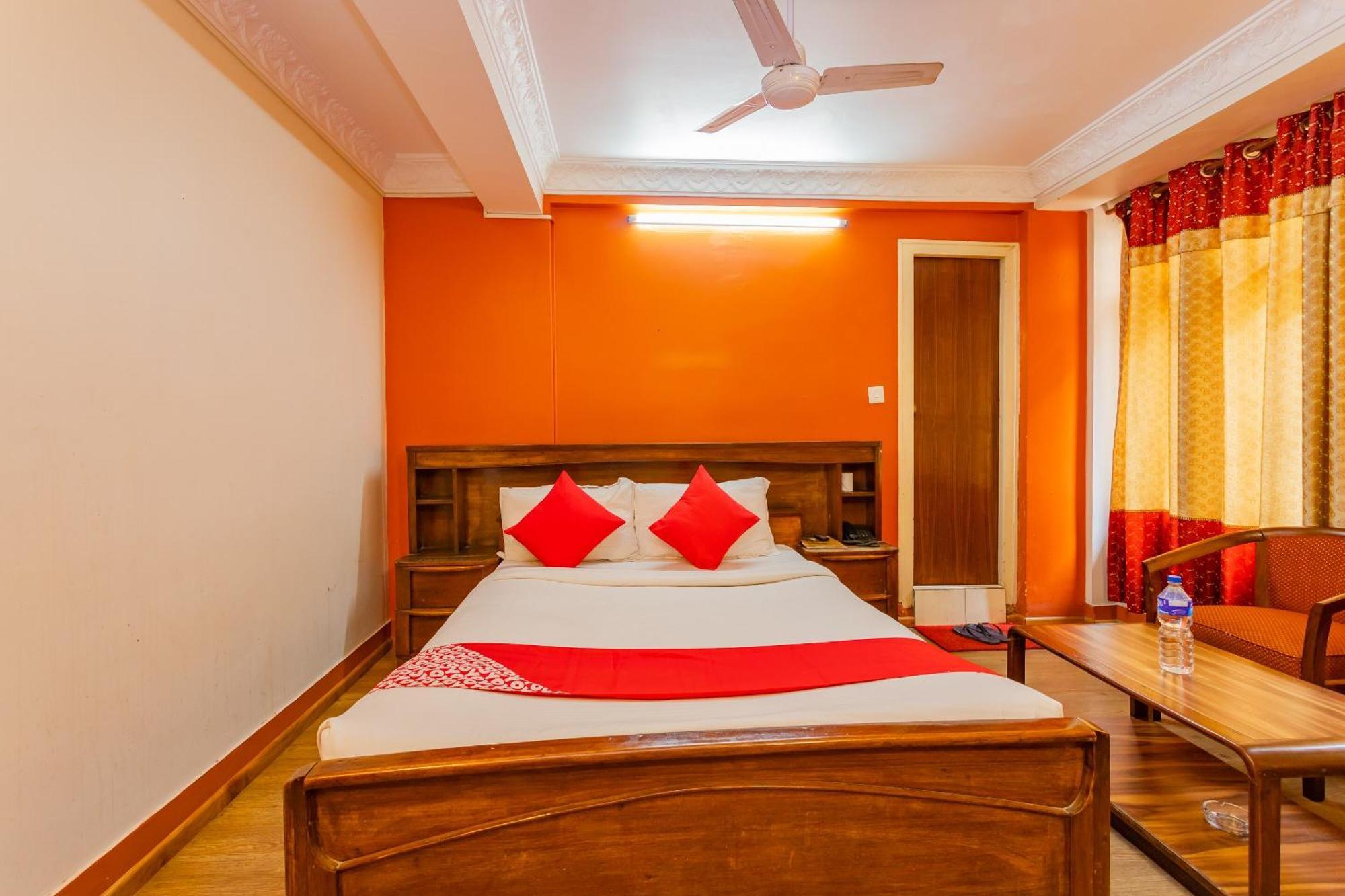 Oyo 795 Hotel Holiday Inn Катманду Экстерьер фото