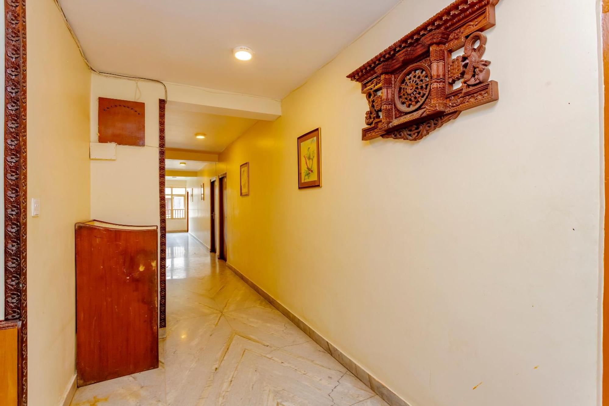 Oyo 795 Hotel Holiday Inn Катманду Экстерьер фото
