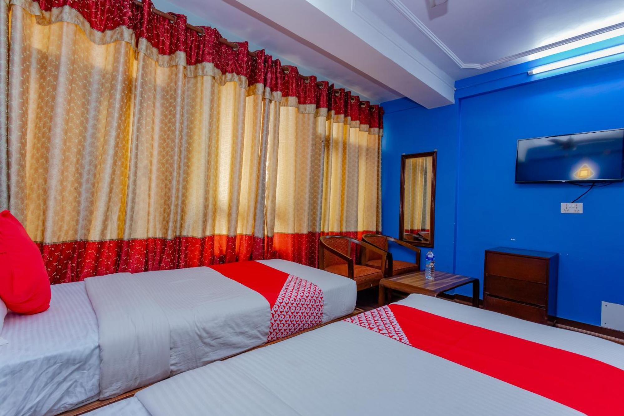 Oyo 795 Hotel Holiday Inn Катманду Экстерьер фото