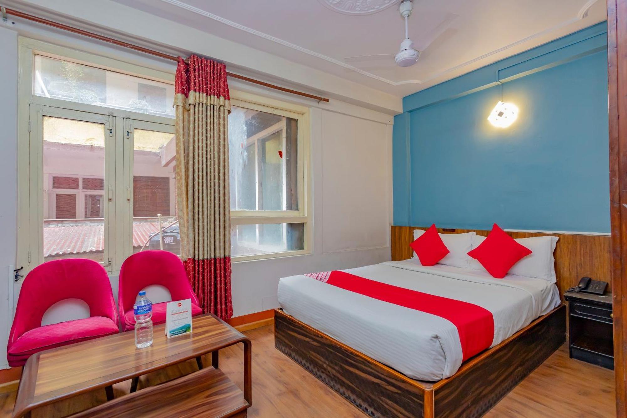 Oyo 795 Hotel Holiday Inn Катманду Экстерьер фото