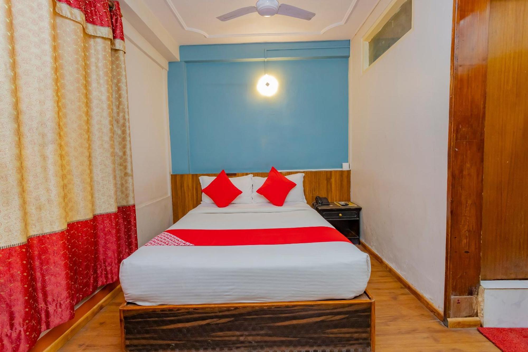 Oyo 795 Hotel Holiday Inn Катманду Экстерьер фото