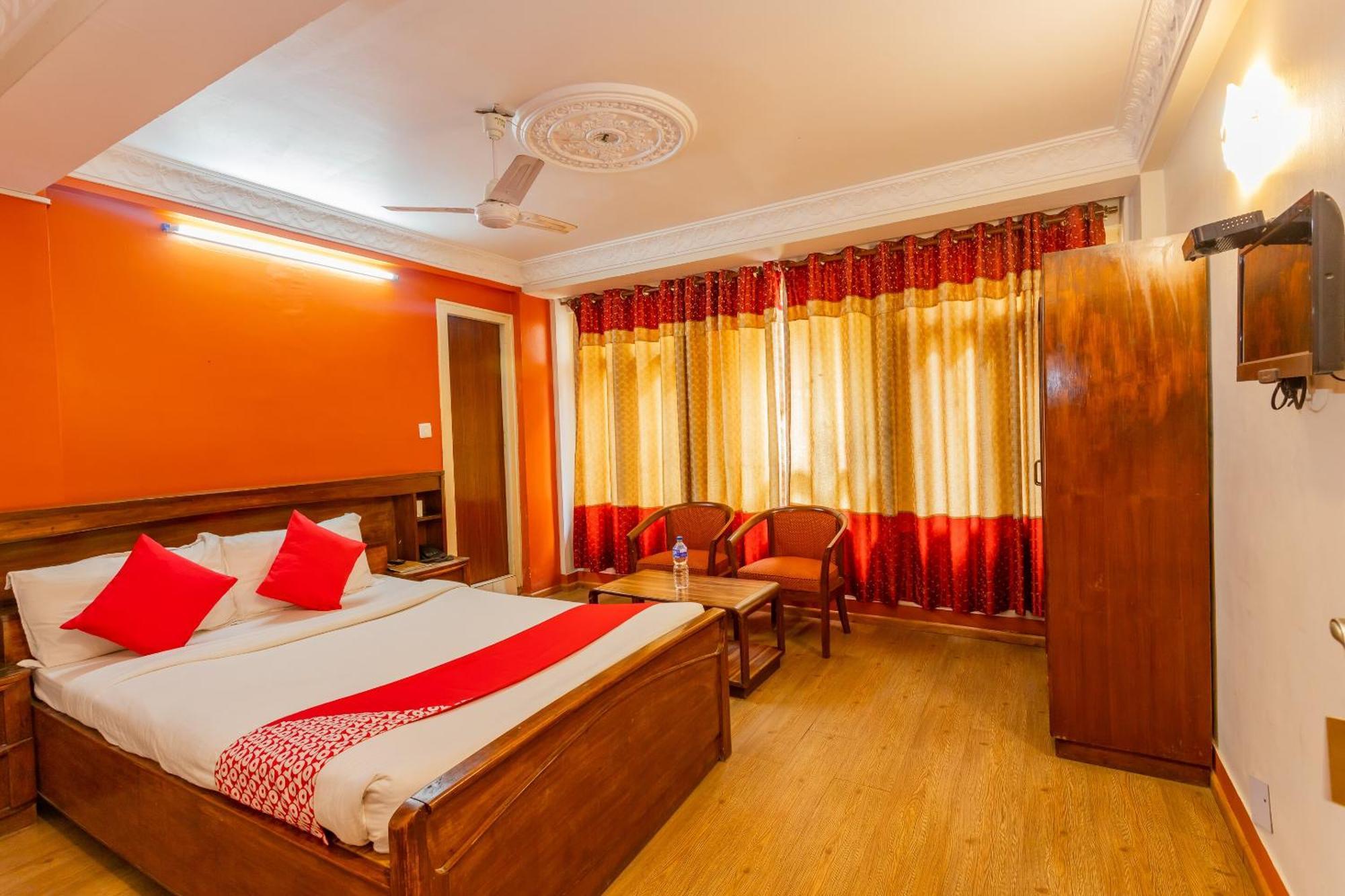 Oyo 795 Hotel Holiday Inn Катманду Экстерьер фото